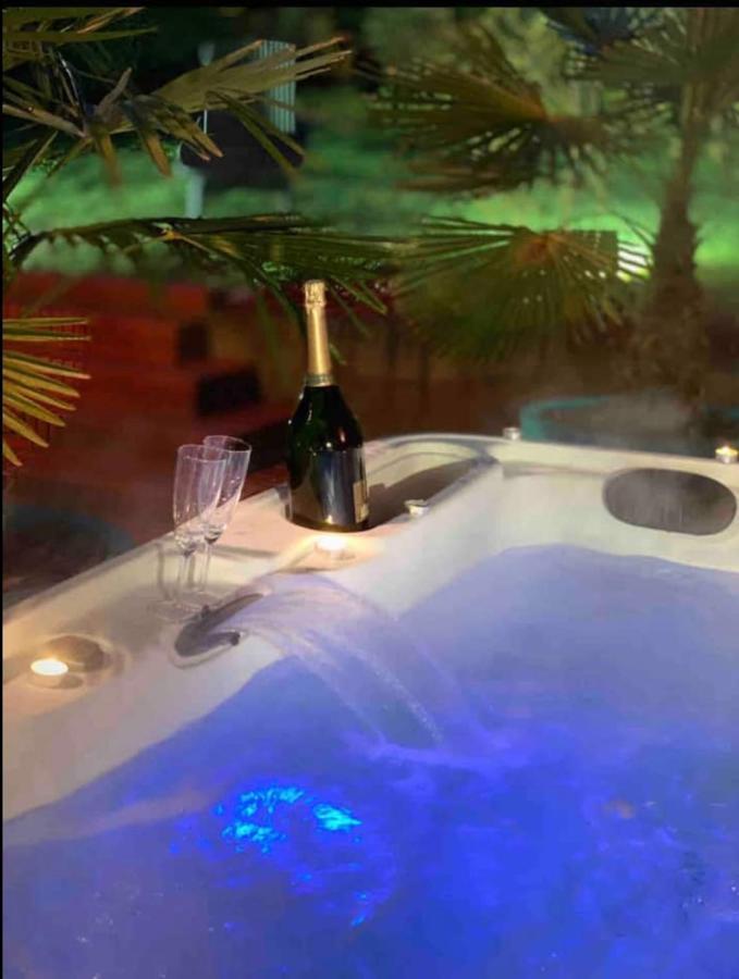 Le Jacuzzi De Marie Ll Apartment Tourcoing Exterior photo